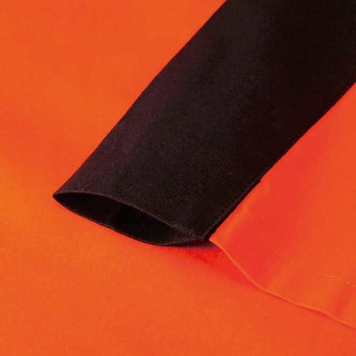 プリントが入れやすいよう、衿の裾側があいています。