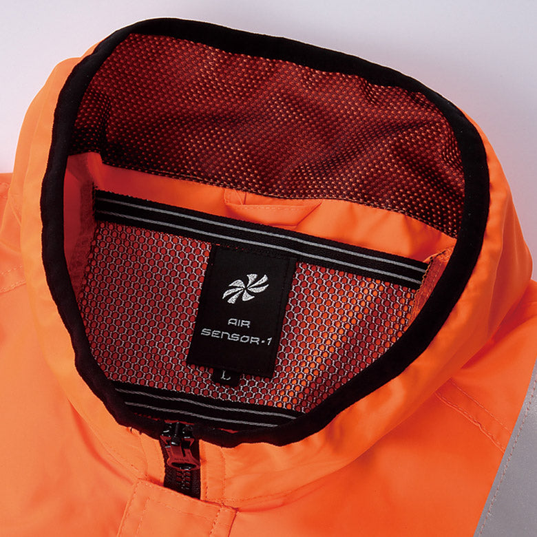 背中から首にかけて立体的に風の通りを良くするメッシュ&衿裏メッシュ