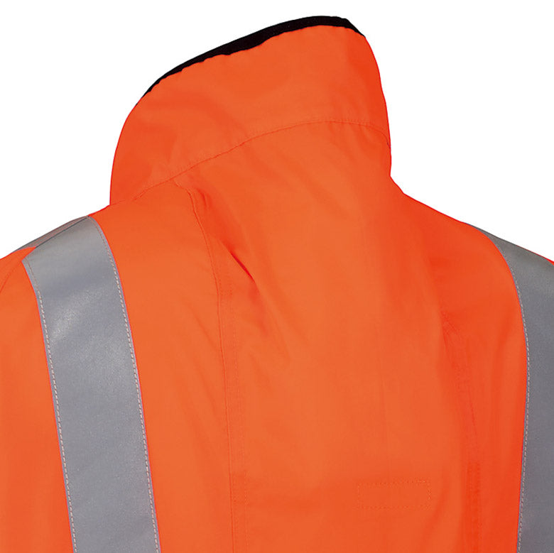 首元に風を誘導するために、背に通気空間をつくり風を誘導し涼しさがアップ。