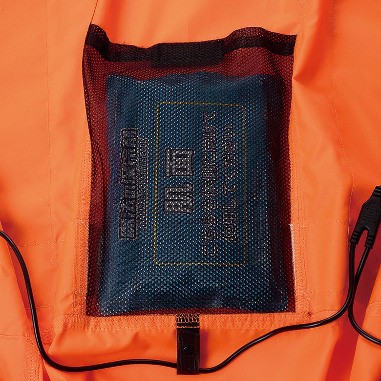 内側に保冷剤用のポケット付(300gまで収納可能)