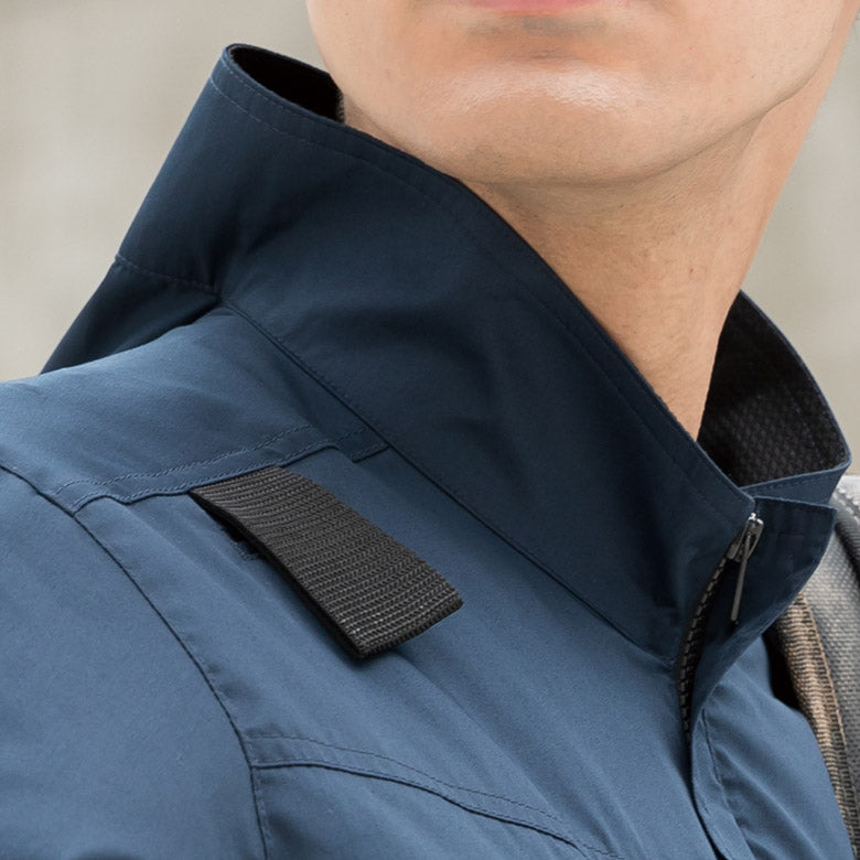 首回りを広くする事でジップアップしても風抜けが抜群に。