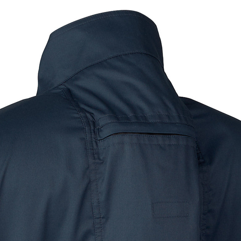 首元に風を誘導するために、背に通気空間をつくり風を誘導し涼しさがアップ。