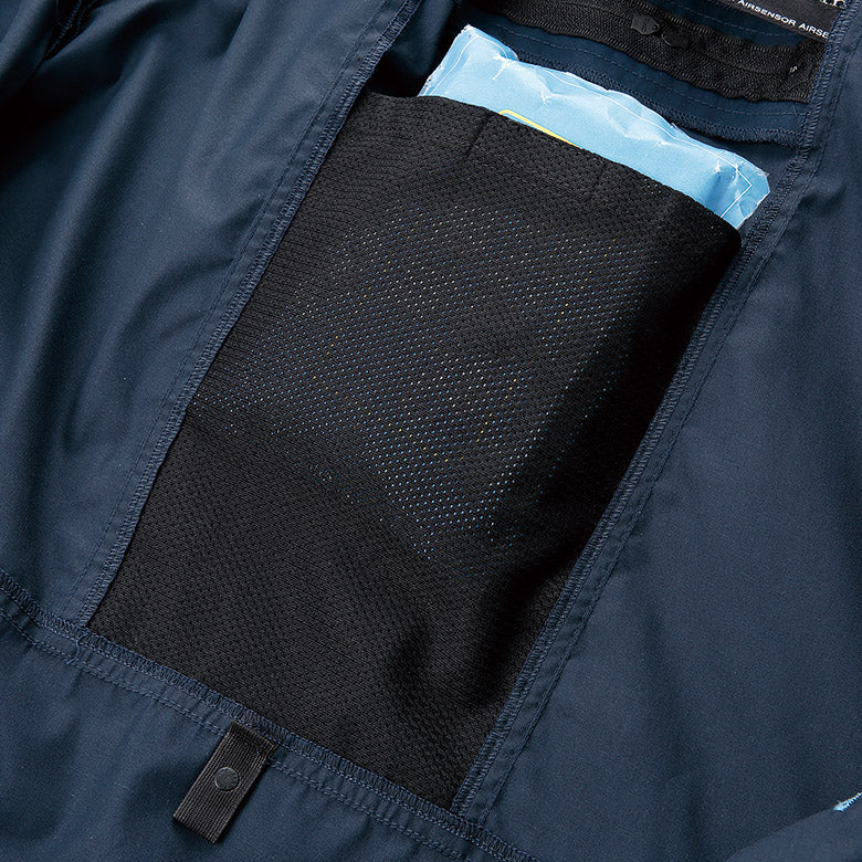 内側に保冷剤用のポケット付(300gまで収納可能)