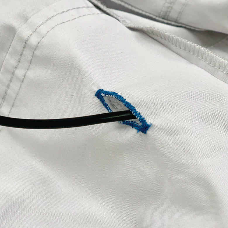 脇ポケットにバッテリーを入れる場合にコードを通す便利なバッテリーコードホール採用