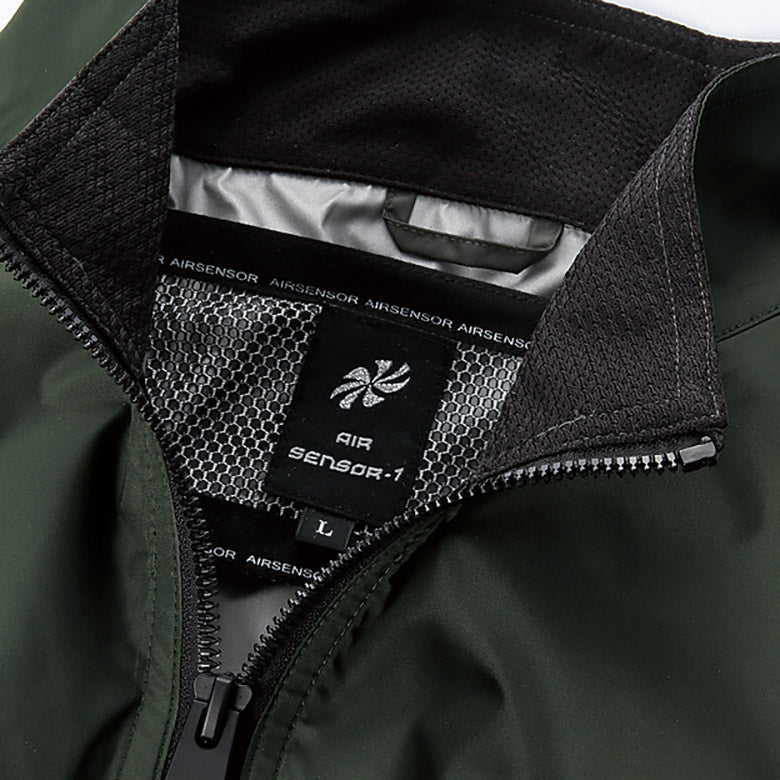 背中から首にかけて立体的に風の通りを良くするメッシュ&衿裏メッシュ