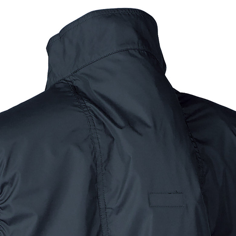 首元に風を誘導するために、背に通気空間をつくり風を誘導し涼しさがアップ。