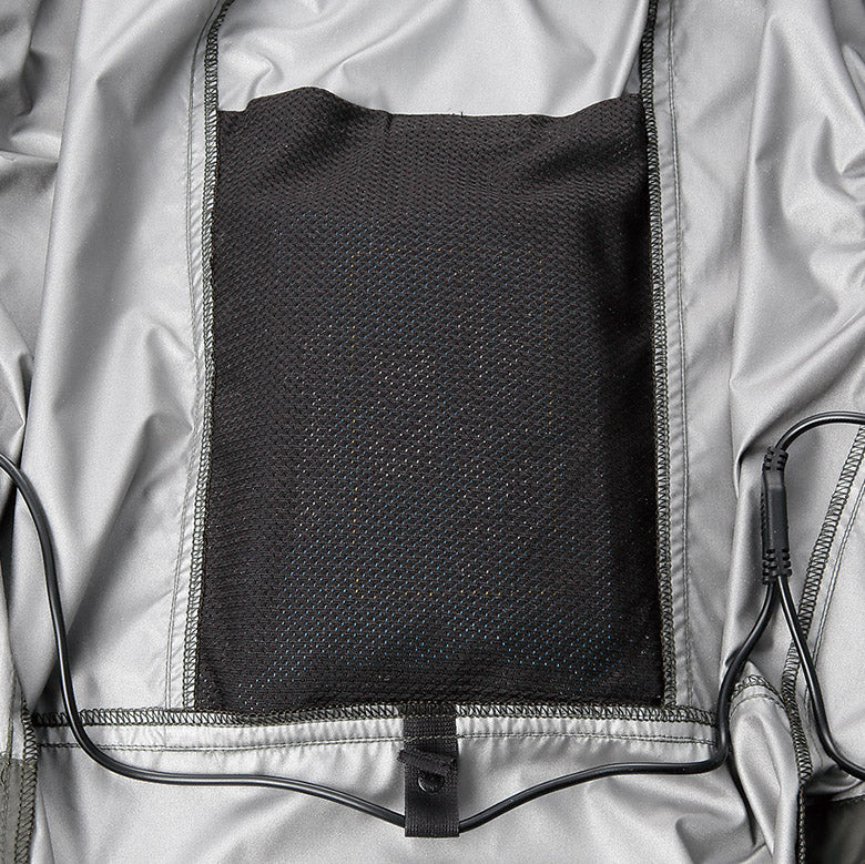 背中には大きめの保冷剤ポケット(300gまで収納可能)