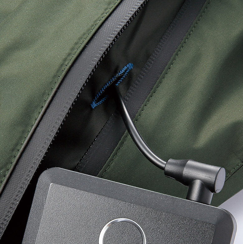 脇ポケットにバッテリーを入れる場合にコードを通す便利なバッテリーコードホール採用