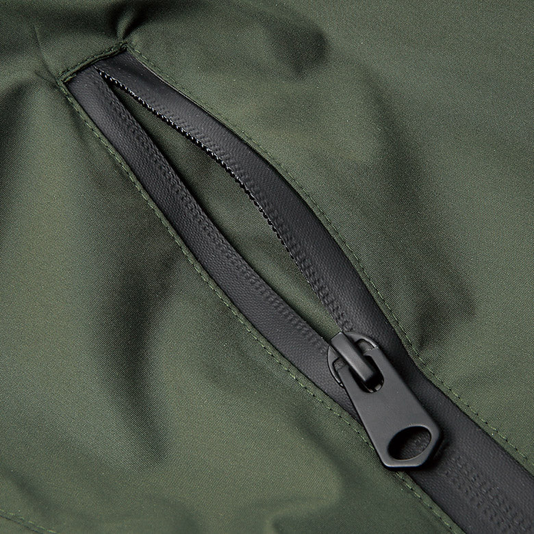 ファスナー付左右脇ポケット