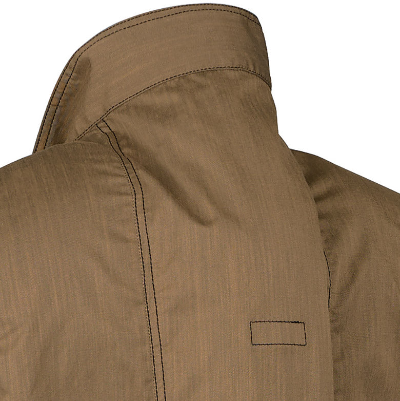 首元に風を誘導するために、背に通気空間をつくり風を誘導し涼しさがアップ。