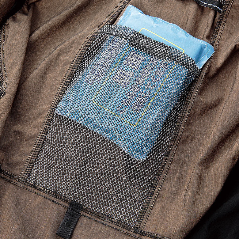 背中には大きめの保冷剤ポケット(300gまで収納可能)