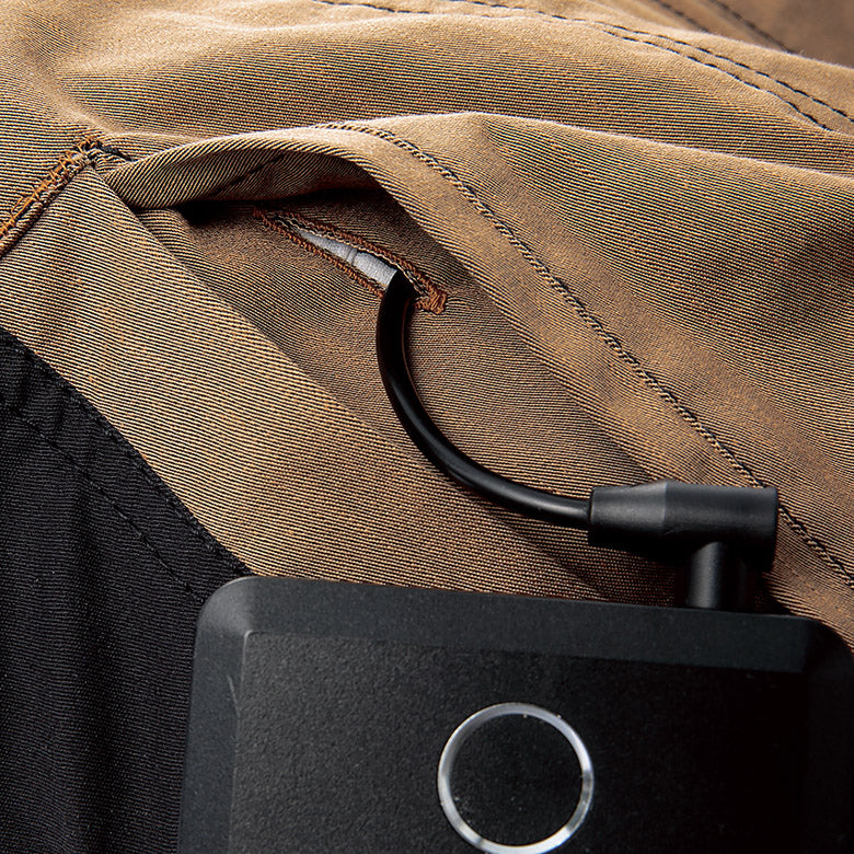 脇ポケットにバッテリーを入れる場合にコードを通す便利なバッテリーコードホール採用