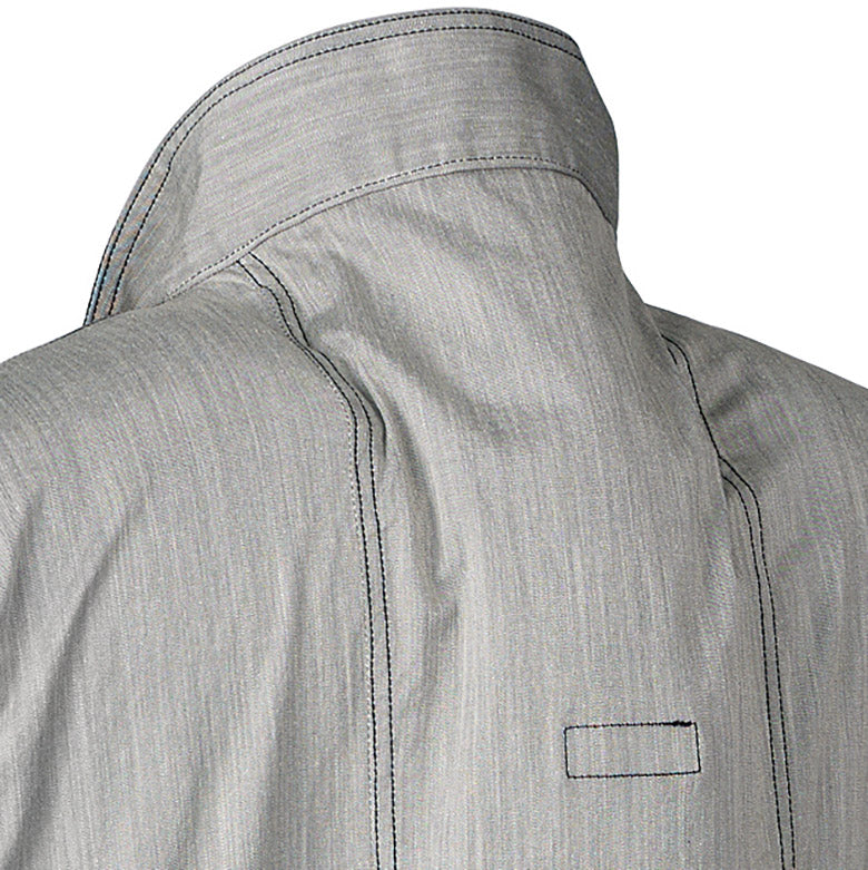 首元に風を誘導するために、背に通気空間をつくり風を誘導し涼しさがアップ。