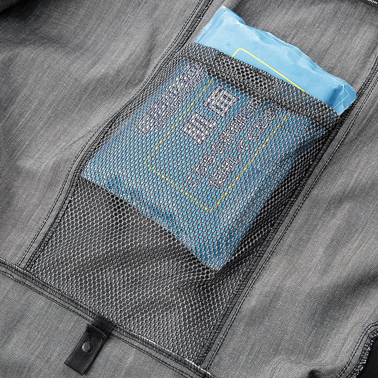 背中には大きめの保冷剤ポケット(300gまで収納可能)