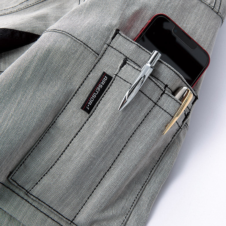 左袖には収納力の高いペン差しポケット