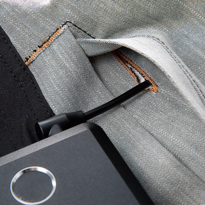 脇ポケットにバッテリーを入れる場合にコードを通す便利なバッテリーコードホール採用