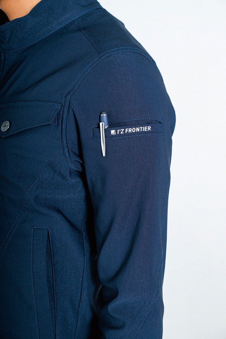 シンプルな左袖ワイドペンポケット