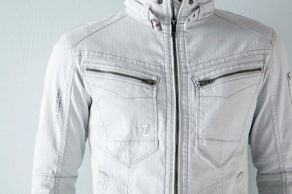 右胸ポッケットにh高級感のある刺繍入り