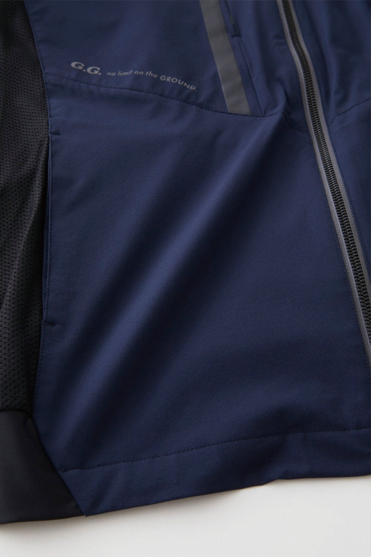 軽量ポリエステル素材を使用したストレスフリーな着心地