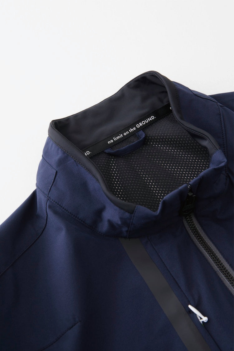 冷感ナイロン素材(衿裏、袖口、膝裏、裾)、ロゴ入りラインテープ