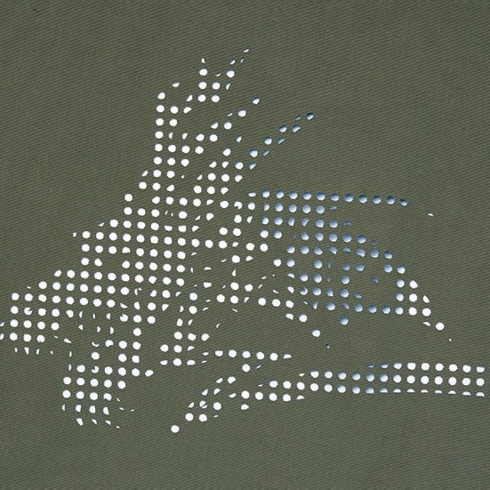 周囲の音を聞こえやすくするフードパンチング仕様