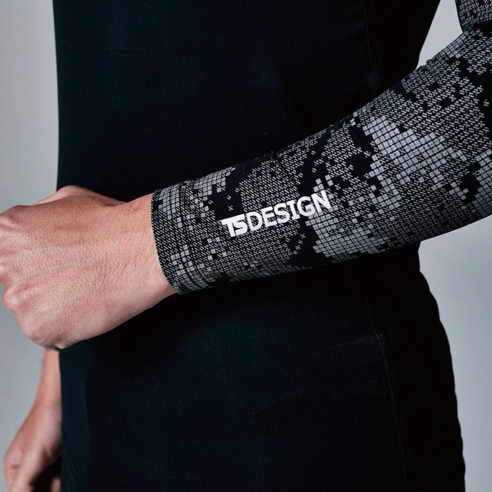 左袖ロゴプリント