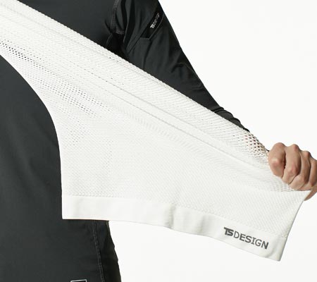 フリーサイズで着ることができるストレッチ性