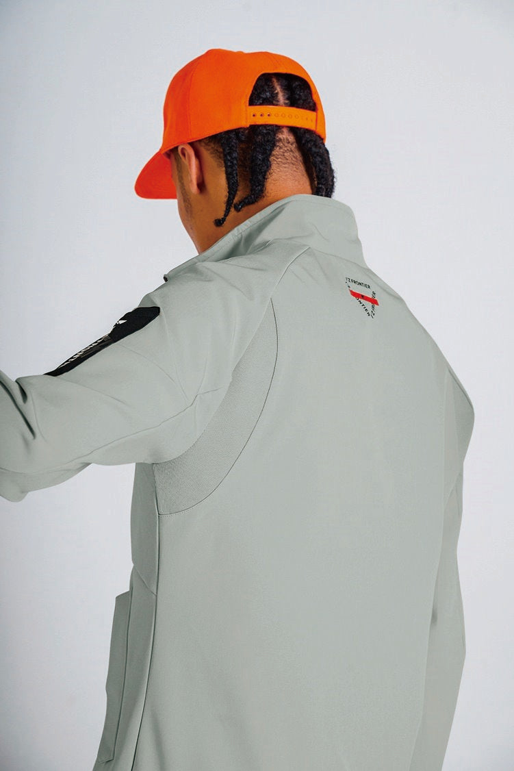 脇周りは動きやすい素材を使用