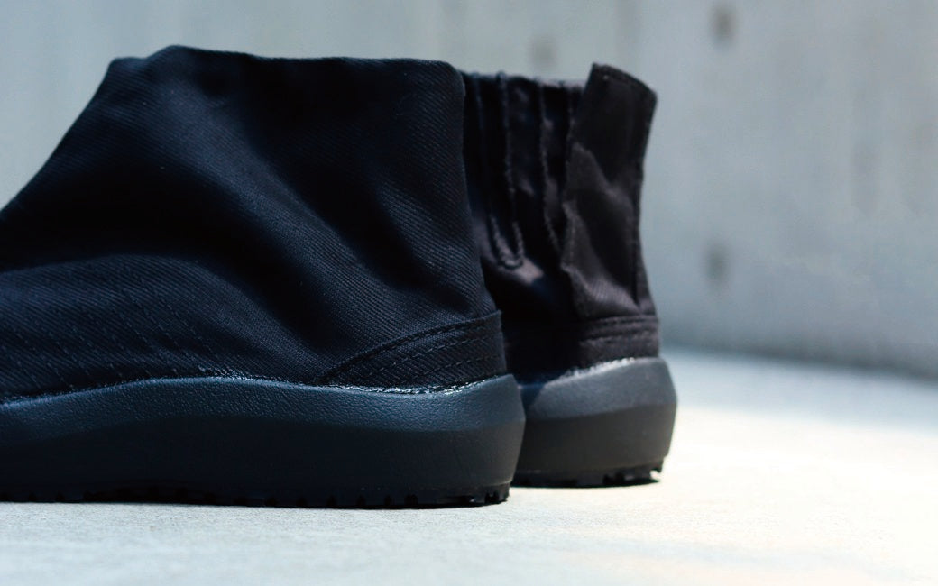 踵衝撃を和らげるエアバッグ内蔵。外観に響かないミッドソール収納で衣装にも馴染む。