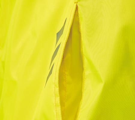 出し入れ簡単両脇ポケット