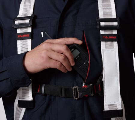 ハーネス着用時にも使用可能な両胸YKKファスナー付きビッグポケット