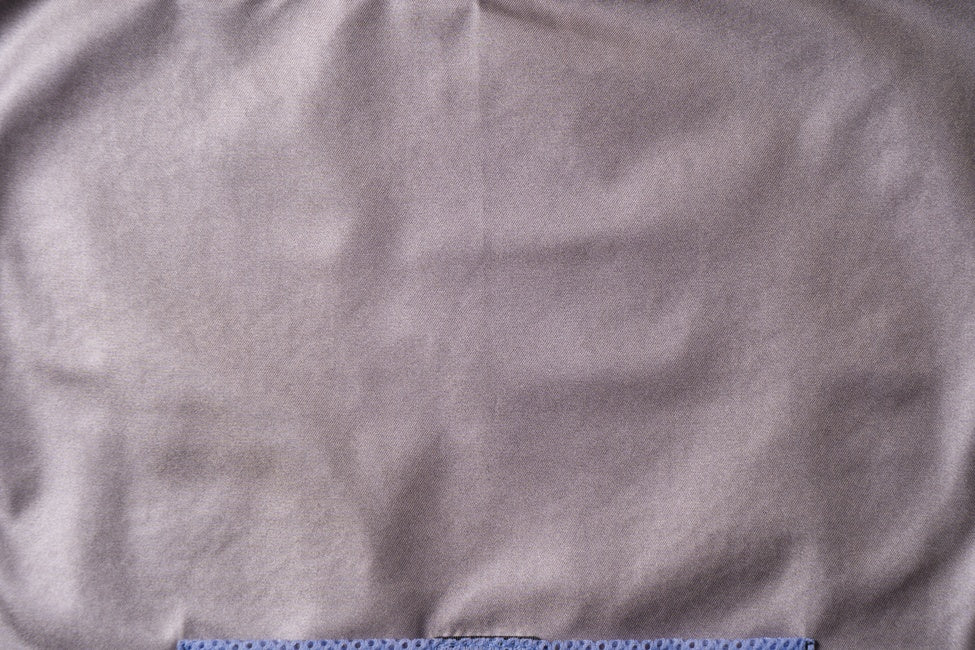 高い遮熱性とUVカット率で衣服内温度上昇を抑える裏アルミコーティング（13.ディープグレー）
