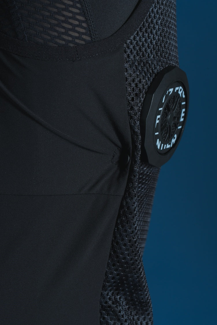 ストレッチ素材と調整ボタンで体にフィット