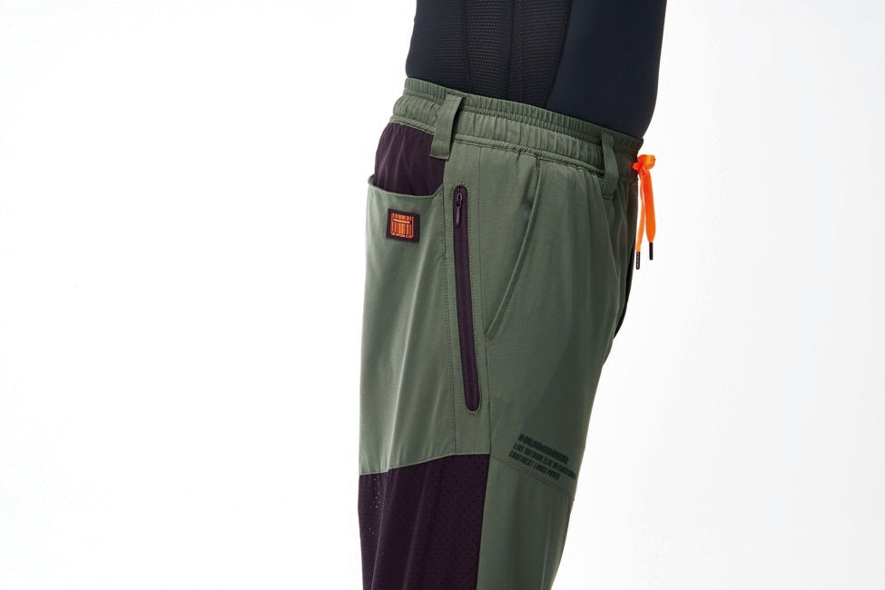 右脚ファスナーポケット