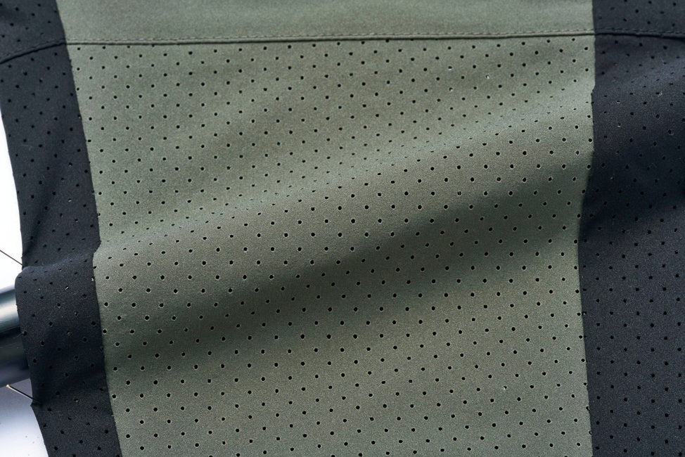 軽量＆通気パンチングホール生地