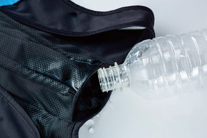 乾き始めたら、3ヶ所の吸水ポケットにペットボトルなどから追加吸水すれば、保水性が持続します。