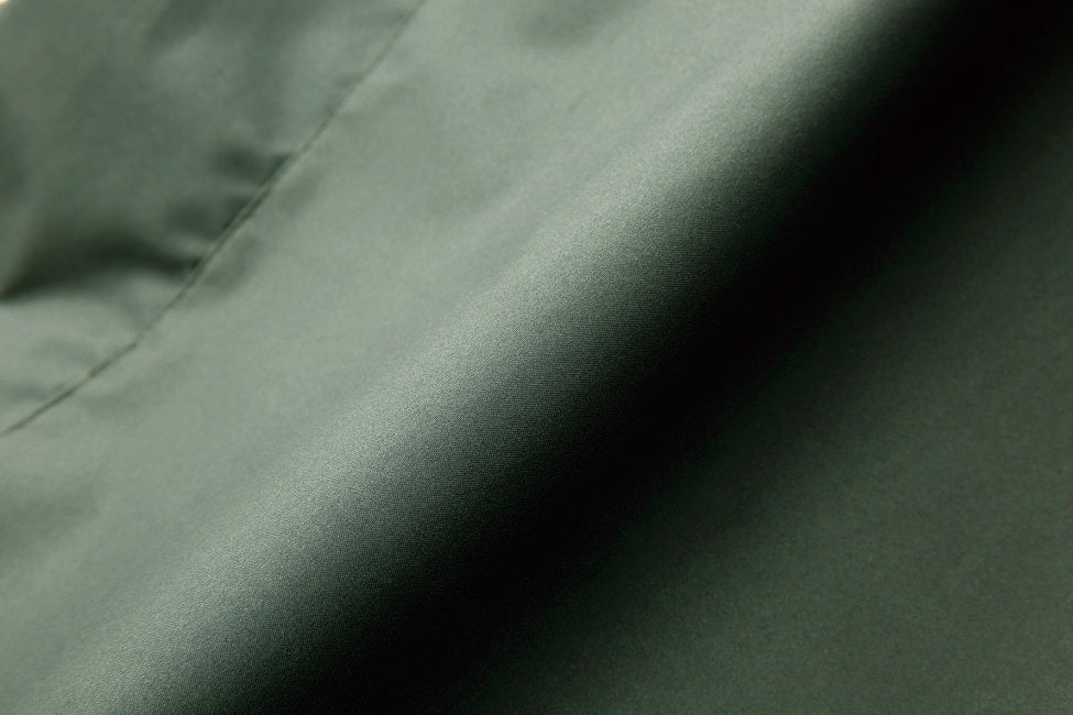 生地：ポンジ
軽量でなめらかな肌触りで着心地も良く、ストレッチ性もあり、シワにもなりにくい。