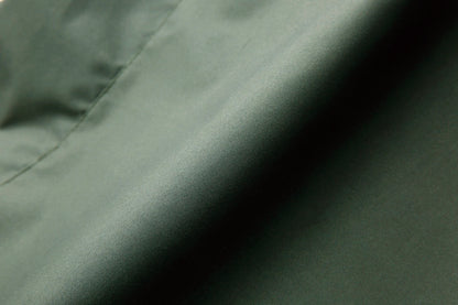 生地：ポンジ
軽量でなめらかな肌触りで着心地も良く、ストレッチ性もあり、シワにもなりにくい。