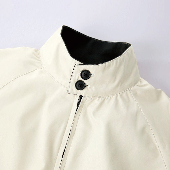 シンプルながら存在感のある立ち襟