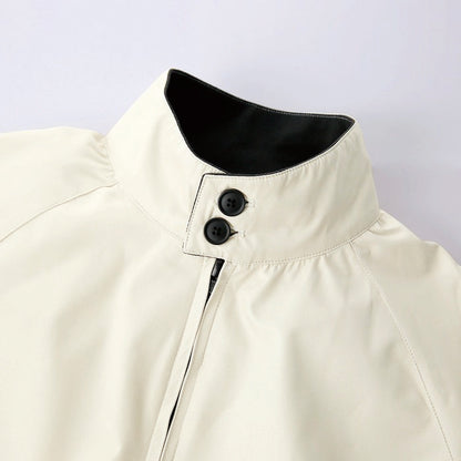 シンプルながら存在感のある立ち襟