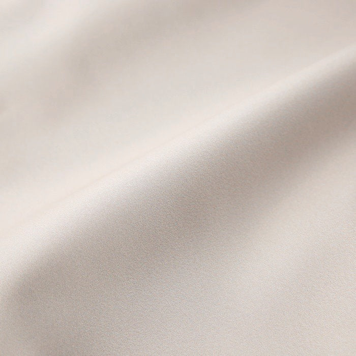 生地：ポンジ
軽量でなめらかな肌触りで着心地も良く、ストレッチ性もあり、シワにもなりにくい。