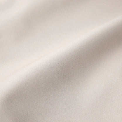 生地：ポンジ
軽量でなめらかな肌触りで着心地も良く、ストレッチ性もあり、シワにもなりにくい。