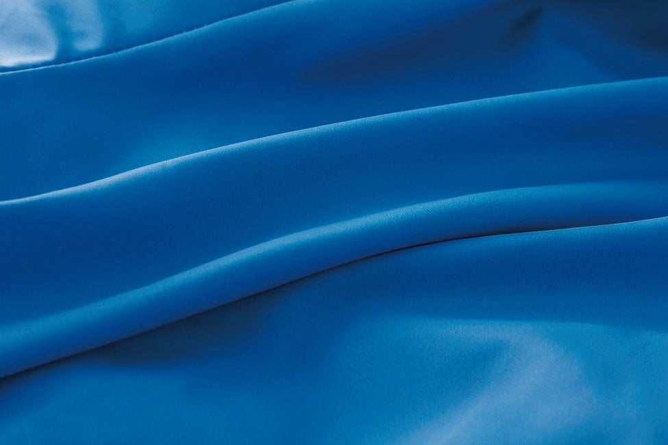 生地：マイクロタフタ
高密度で上品な光沢とふわっと柔らかで軽やかな風合いが特徴