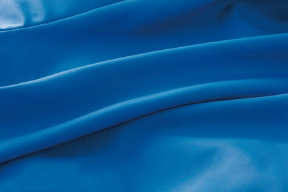 生地：マイクロタフタ
高密度で上品な光沢とふわっと柔らかで軽やかな風合いが特徴