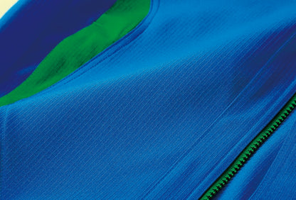 リップストップ
グリッド上に太い糸を織り込むことにより、生地が裂けるのを防ぐ丈夫な生地。
穴が空いても生地の裂け目が広がらないのが特長。