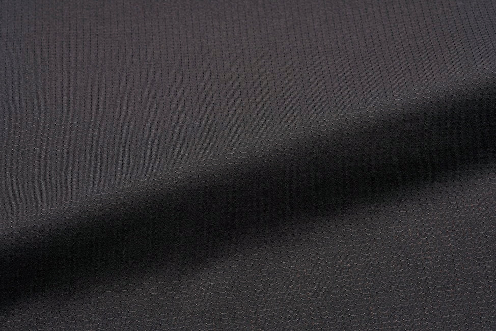 軽量＆通気エアビット生地