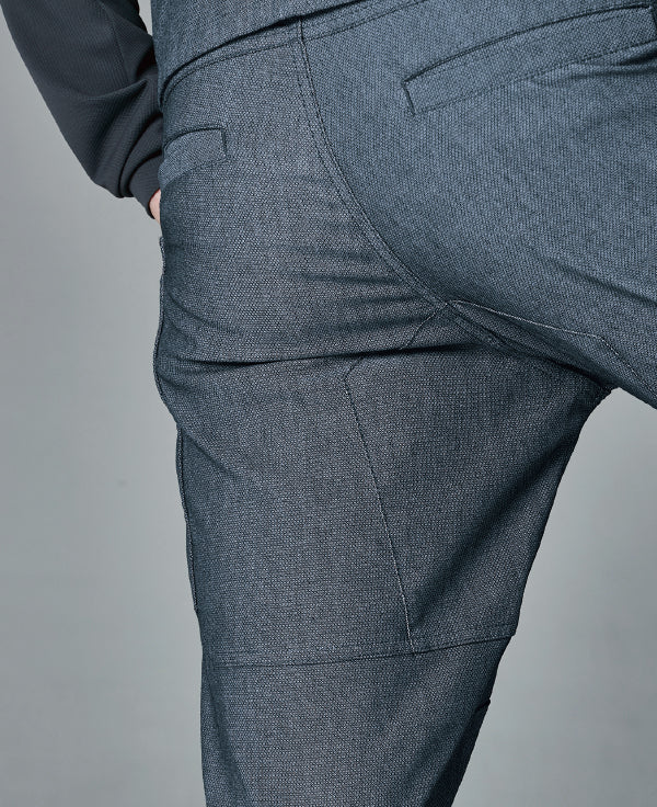 パンツはゆったりとしたシルエット
