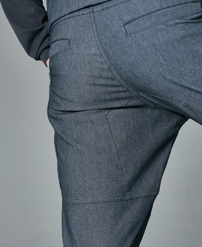 パンツはゆったりとしたシルエット
