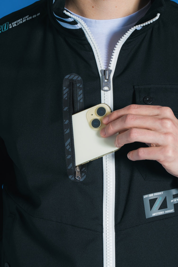スマホが入る右胸縦ポケット