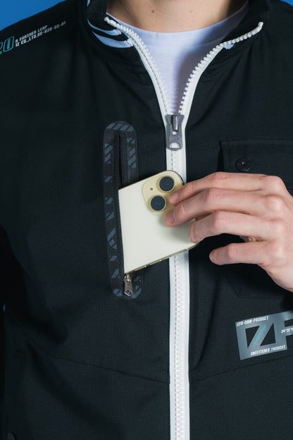 スマホが入る右胸縦ポケット